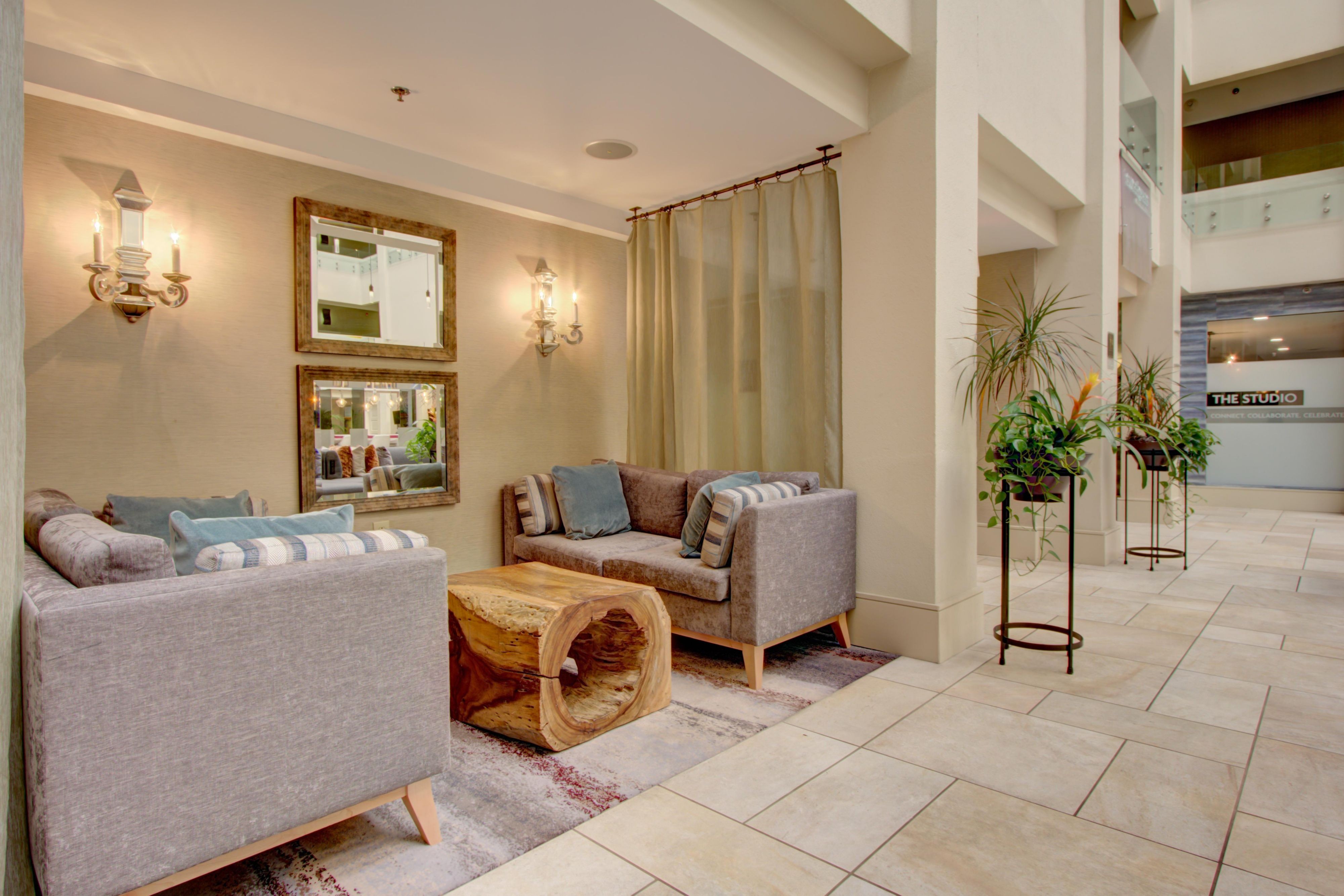 Crowne Plaza Charleston interior 3