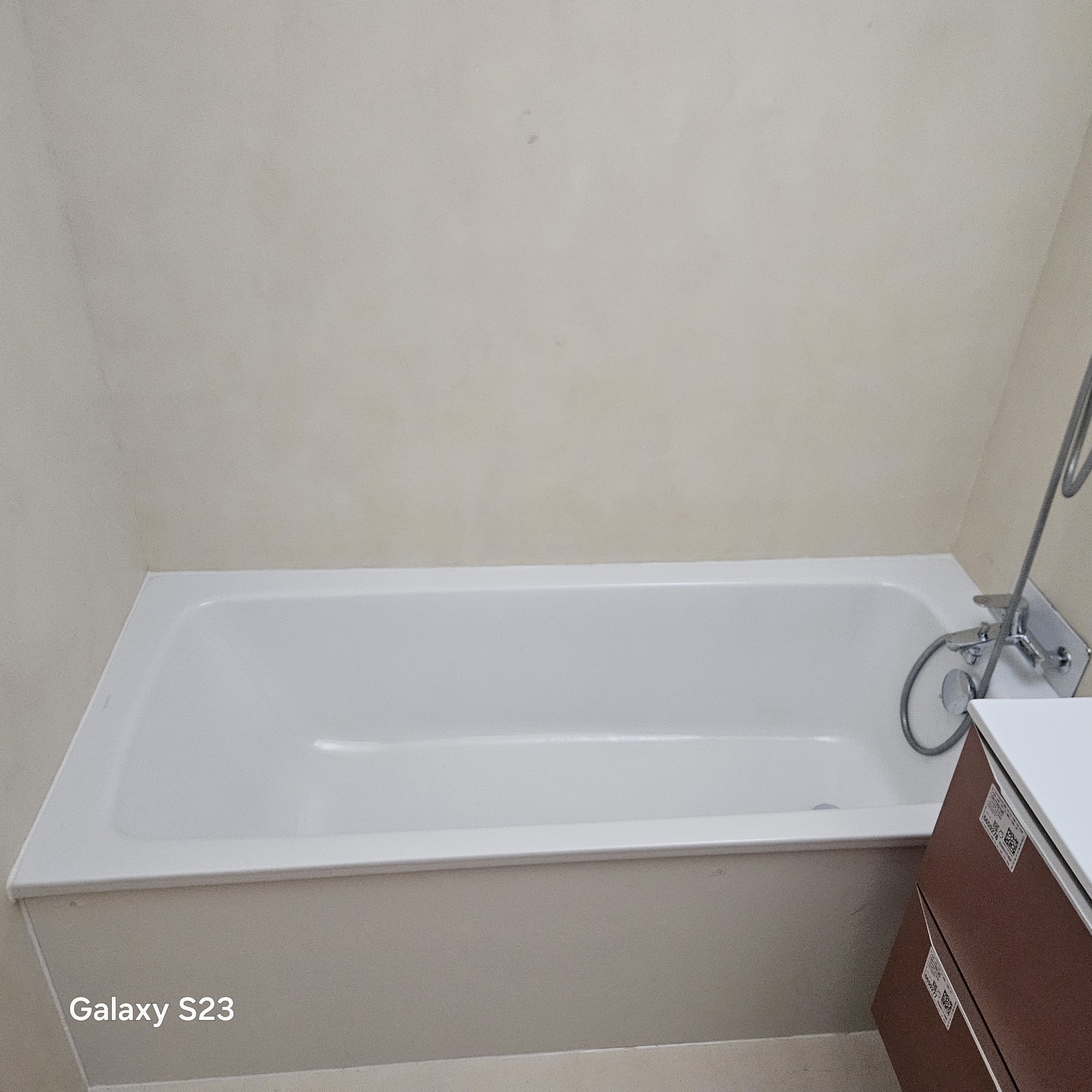 Baignoire posée, résultat net — OUM Sanitaire rénovation salle de bain Alsace