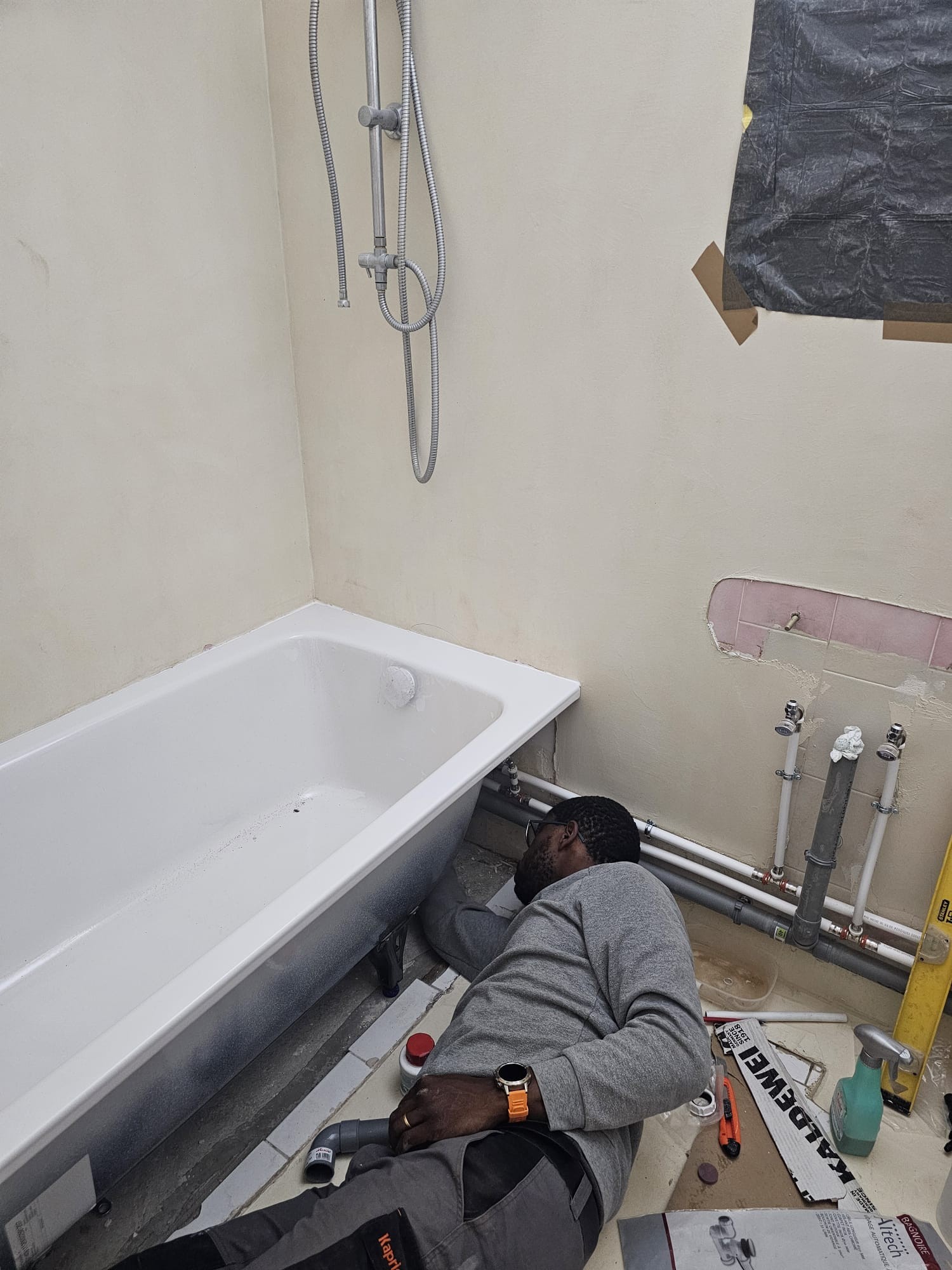 Réalisation OUM Sanitaire : Pose de la nouvelle baignoire Pose de la nouvelle baignoire — OUM Sanitaire rénovation salle de bain Alsace