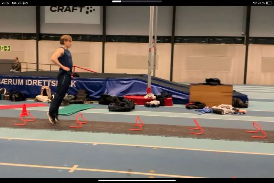 Valentin Jensen – fuld utstrekning (triple extension) ved take-off over småhekker
