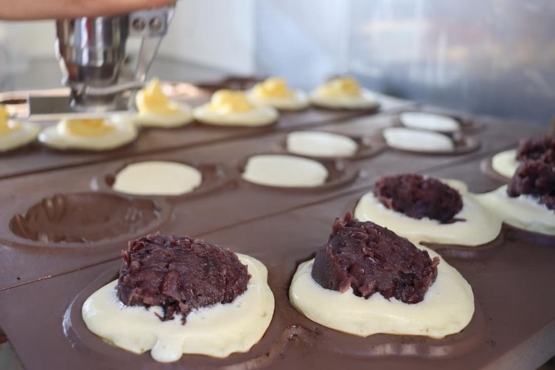 たい焼きを焼く職人