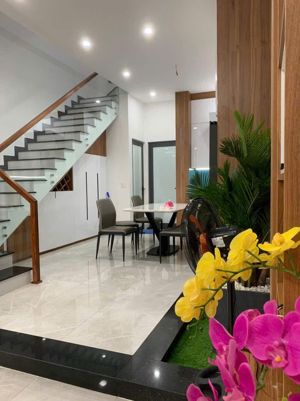 Căn Hộ 2PN – Phòng Khách Hiện Đại Tối Giản