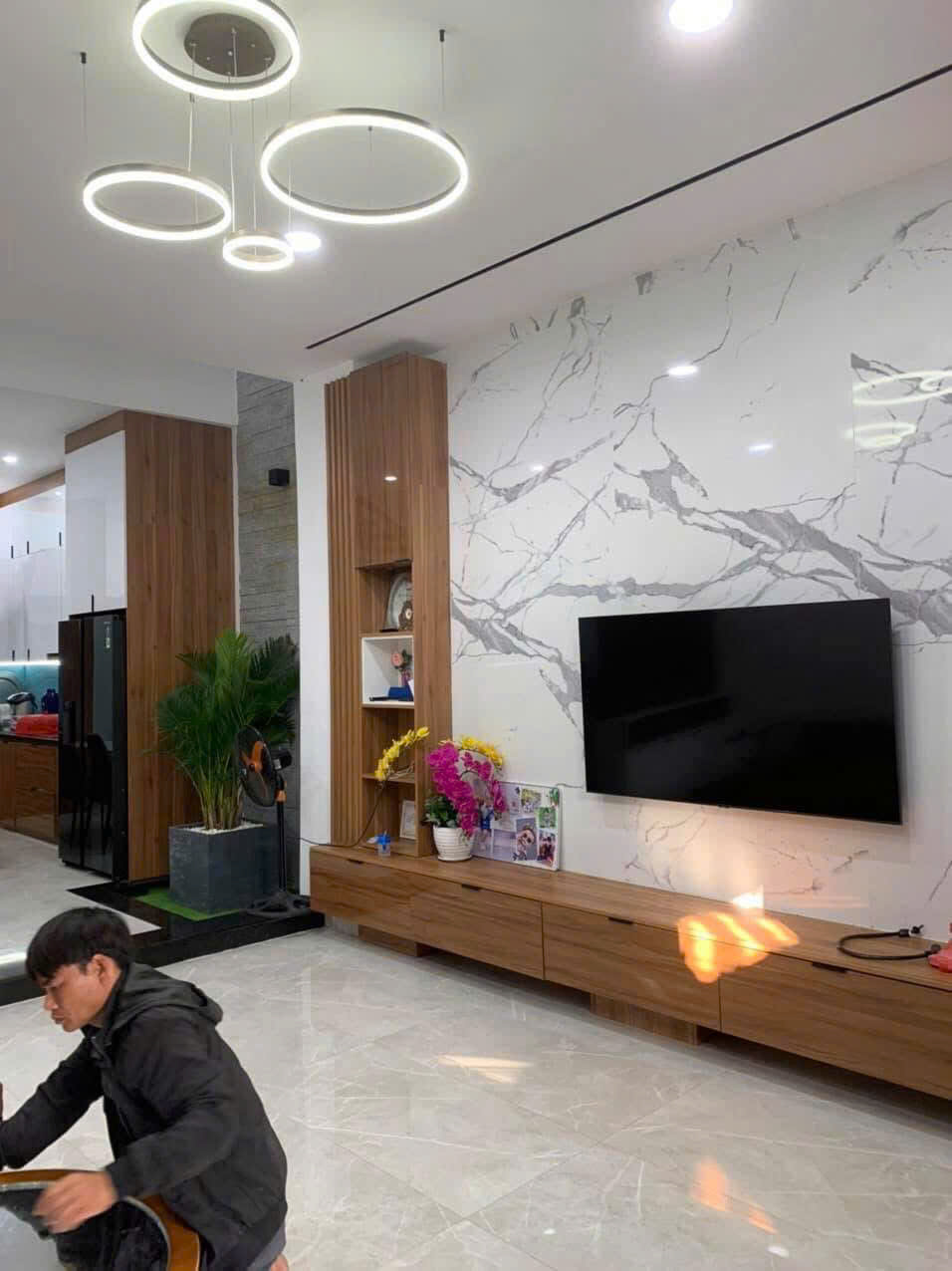 Không Gian Bếp – Gỗ Tự Nhiên & Ánh Sáng Tự Nhiên