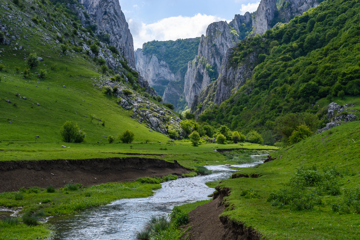 Zip Hike Steam daytrips cluj napoca — the 5km loop trail through Cheile Turzii gorge