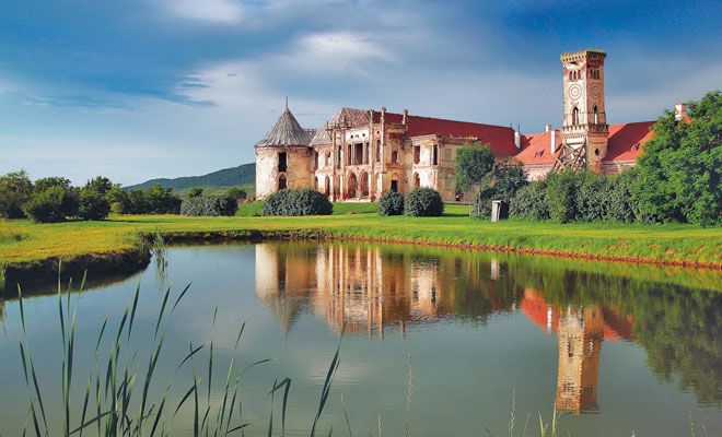 Baroque Ruins Armenian Charm Transylvanian Wetlands daytrips cluj napoca — Castelul Bánffy reflected in the lake