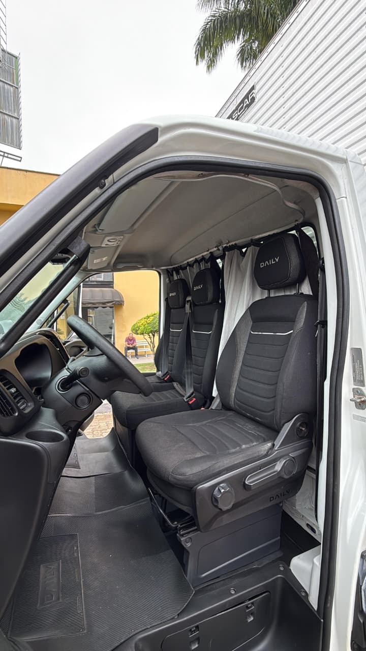 IVECO 35.160 - 2023 - BAÚ 4,20X2,30 - COMPLETA - 305.433 KM - foto 3