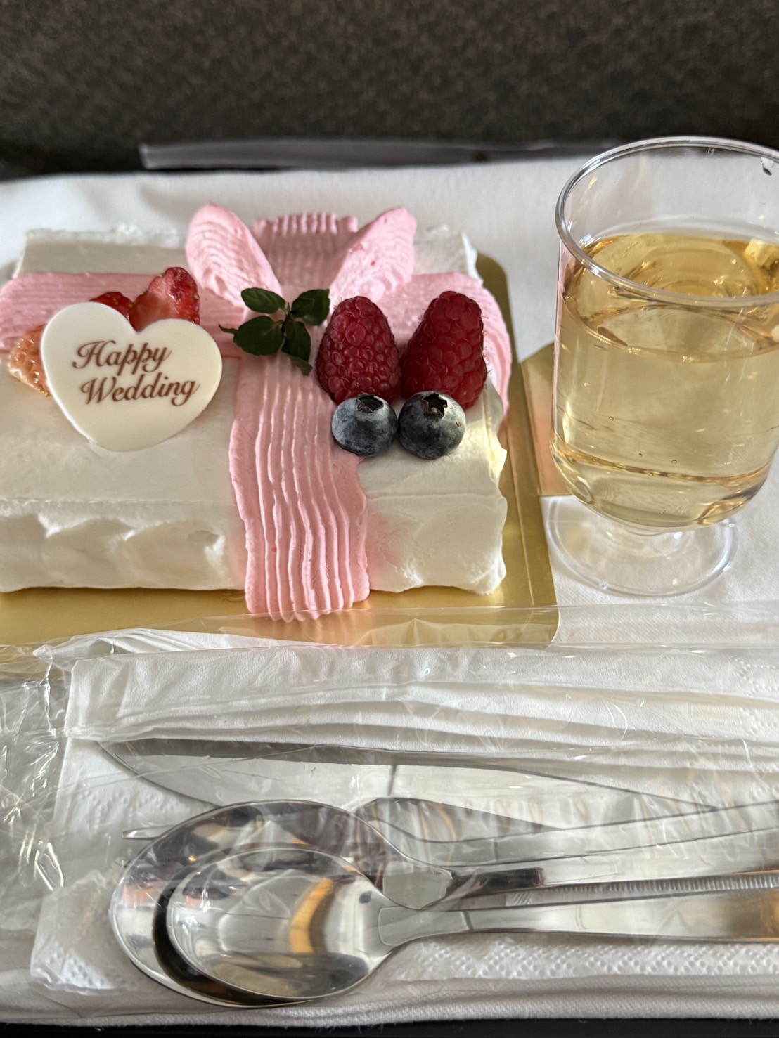 機内でのハネムーンケーキとシャンパンのサプライズ!!