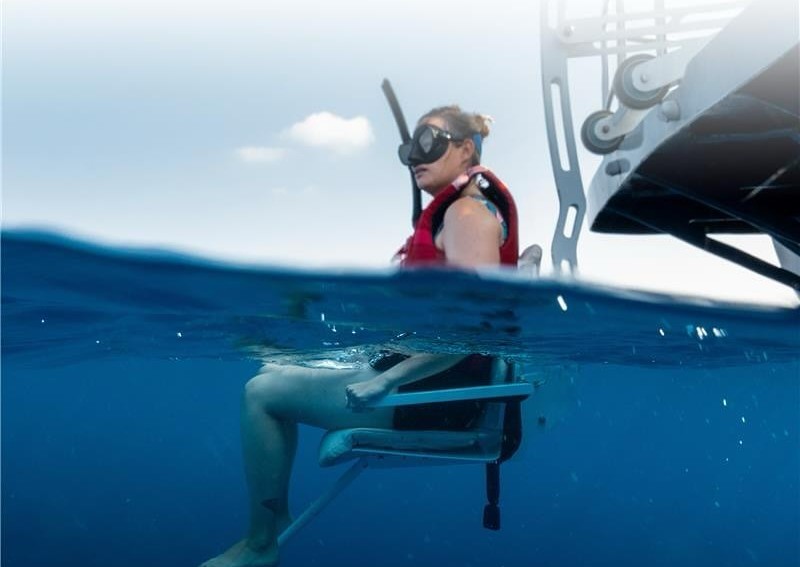 無料ビーチ用車いすで海へ アミラ・モルディブ・リゾート&レジデンス 無料ビーチ用車いすで海へ