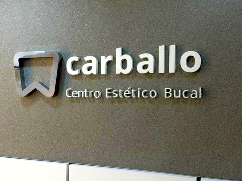 Logo Centro Carballo na parede