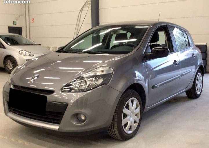 Cliente satisfaite avec sa Clio 3 achetée chez EHT AUTOMOBILE