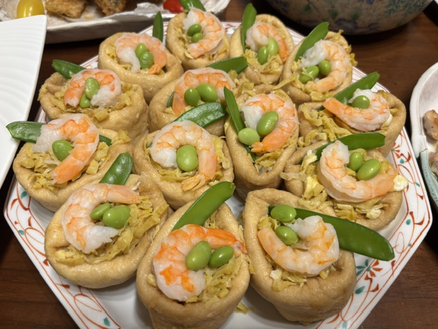 おいなりさんの中身は炊き込みご飯 海老をのせて華やかに