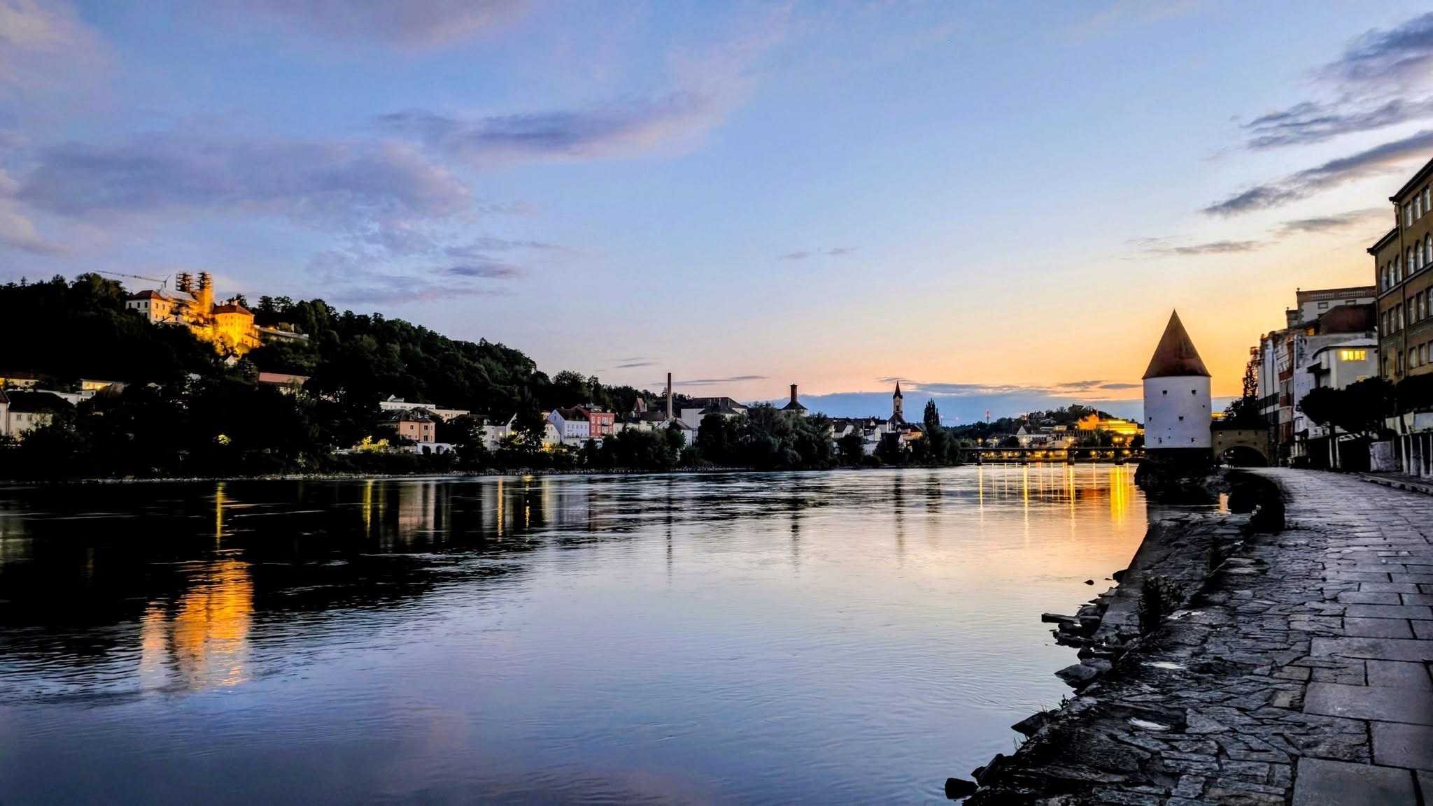 Passau bei Dämmerung — beleuchtete Stadt am Fluss