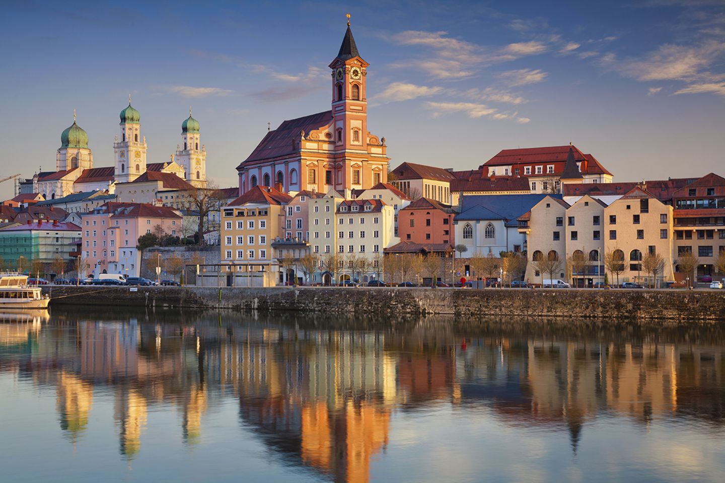 Passau — Dreiflüssestadt — Die malerische Dreiflüssestadt am Zusammenfluss von Donau, Inn und Ilz — mit Dom St. Stephan, Veste Oberhaus und historischer Altstadt