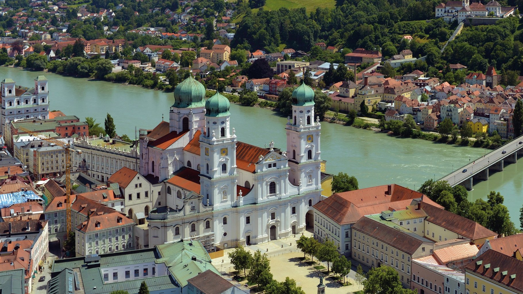 Passau Dom St. Stephan aus der Luft mit grünen Kuppeln und Flusslandschaft