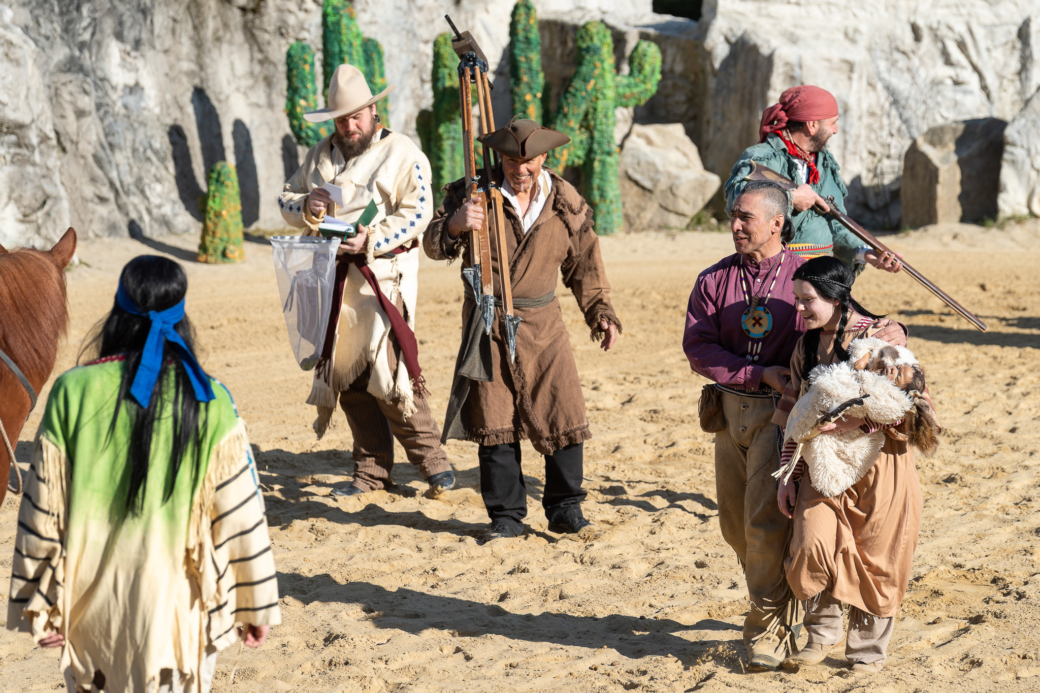 Pullman City Saisonstart 2026 — Indianer und Cowboy-Darsteller mit Pferden auf der Showbühne