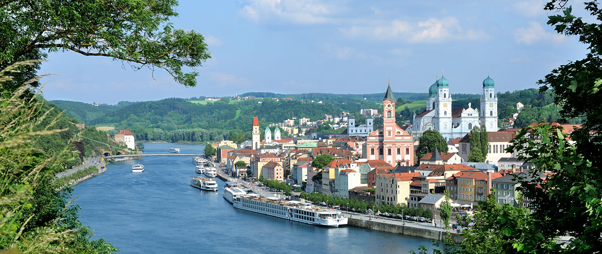 Passau Panorama — Stadt mit Dom, Flusskreuzfahrtschiffen und grüner Hügellandschaft