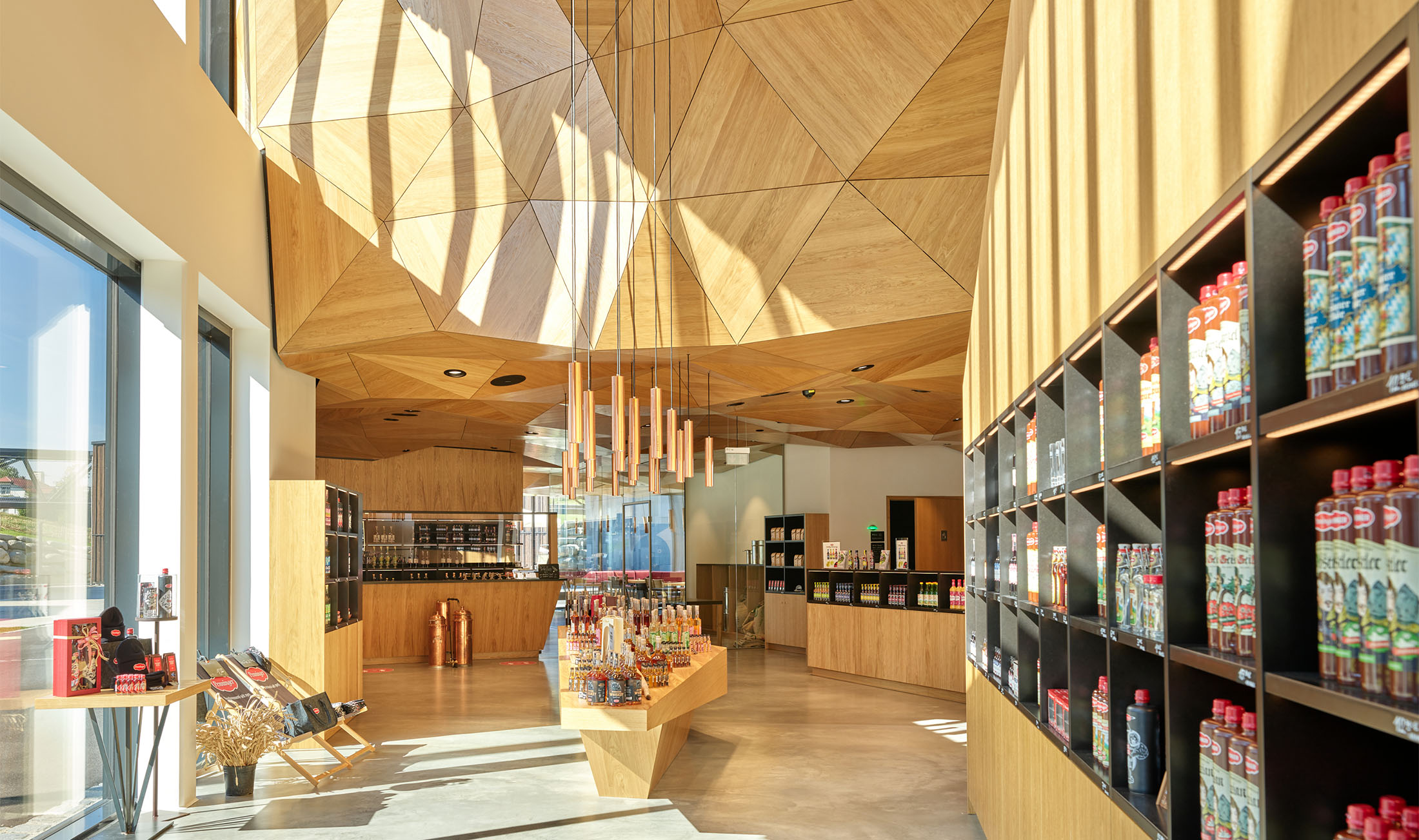 Penninger Besucherzentrum Waldkirchen — moderner Shop mit geometrischer Holzdecke
