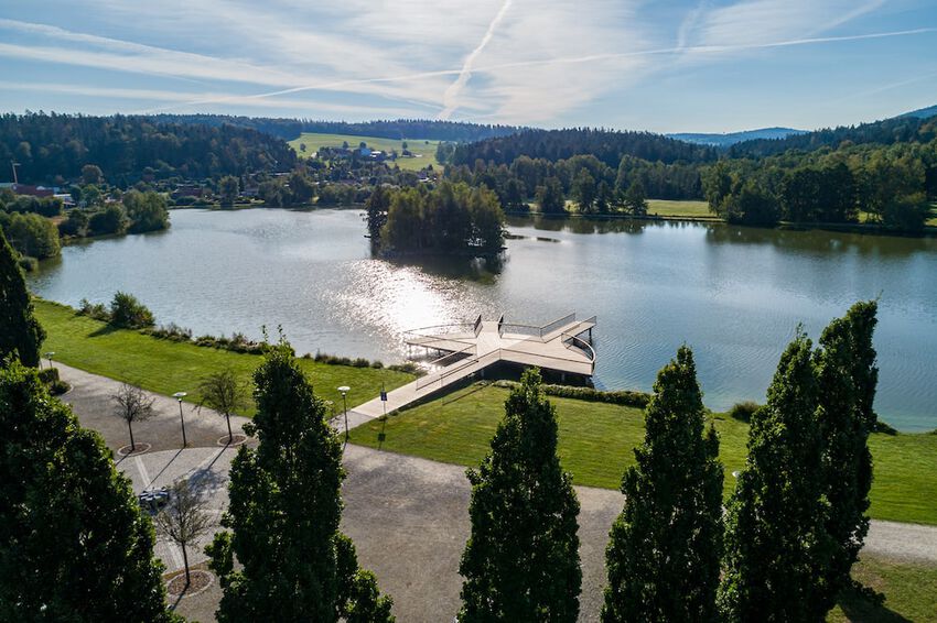 Erlauzwieseler See — Idyllischer Badesee direkt im Wald — Natur pur, nur wenige Minuten zu Fuß