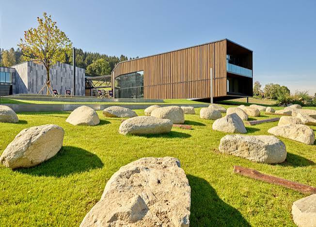 Penninger Außengelände mit Findlingen und moderner Architektur