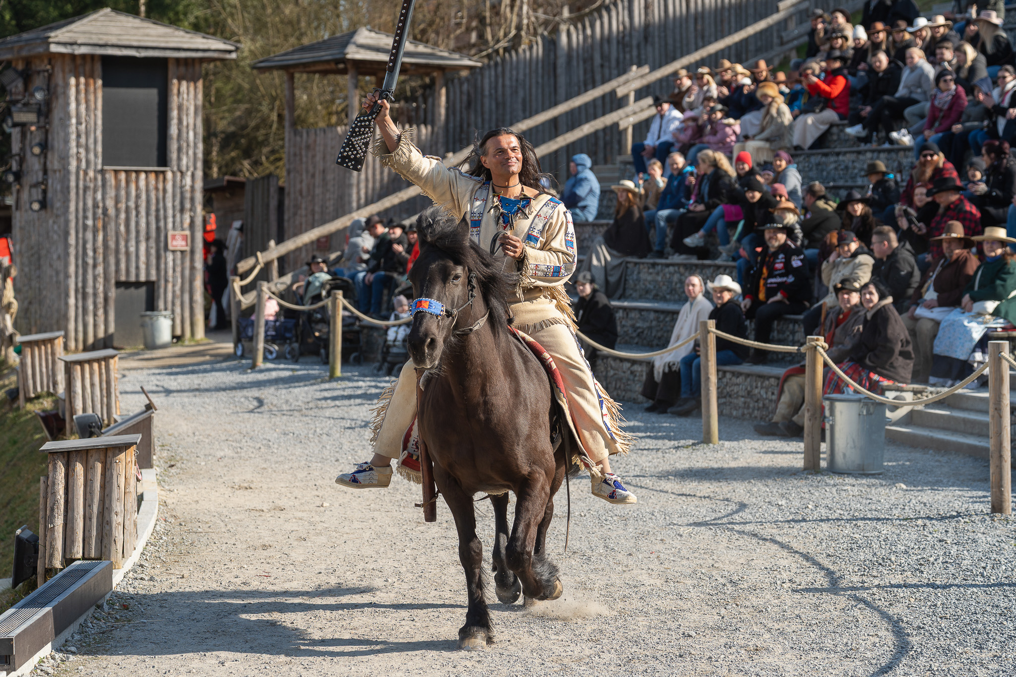 Pullman City Saisonstart 2026 — Indianerdarsteller auf Pferd reitet vor begeistertem Publikum