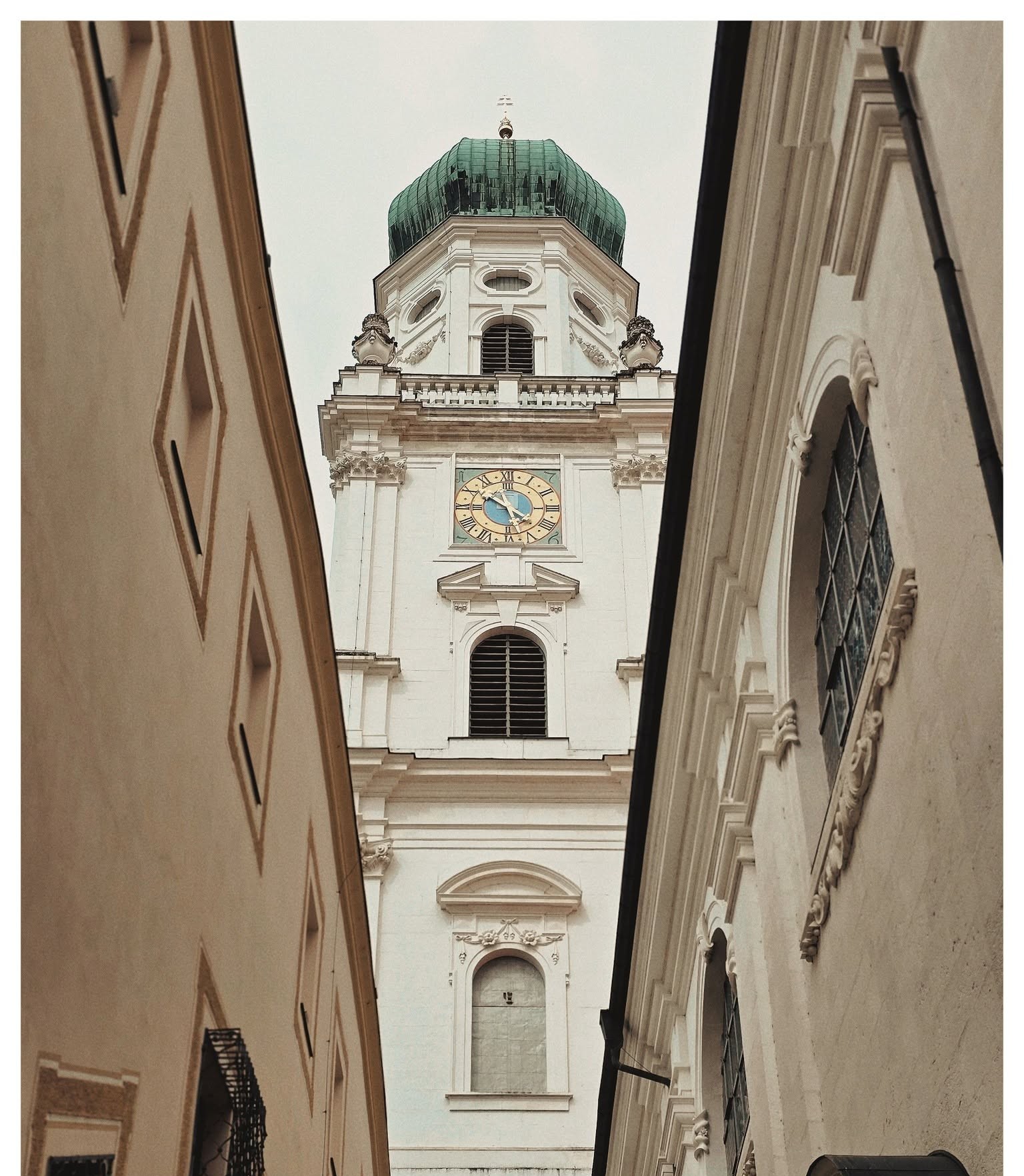 Passau Dom St. Stephan — barocker Turm mit grüner Kuppel