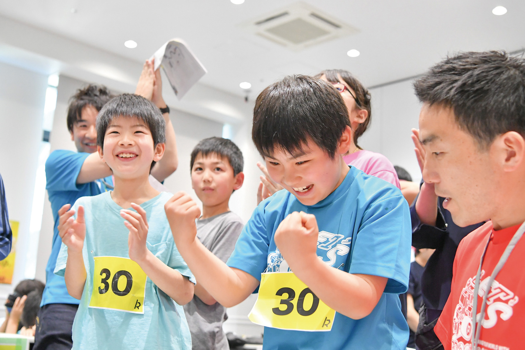 子どもたちがロボットを動かしている大会の様子