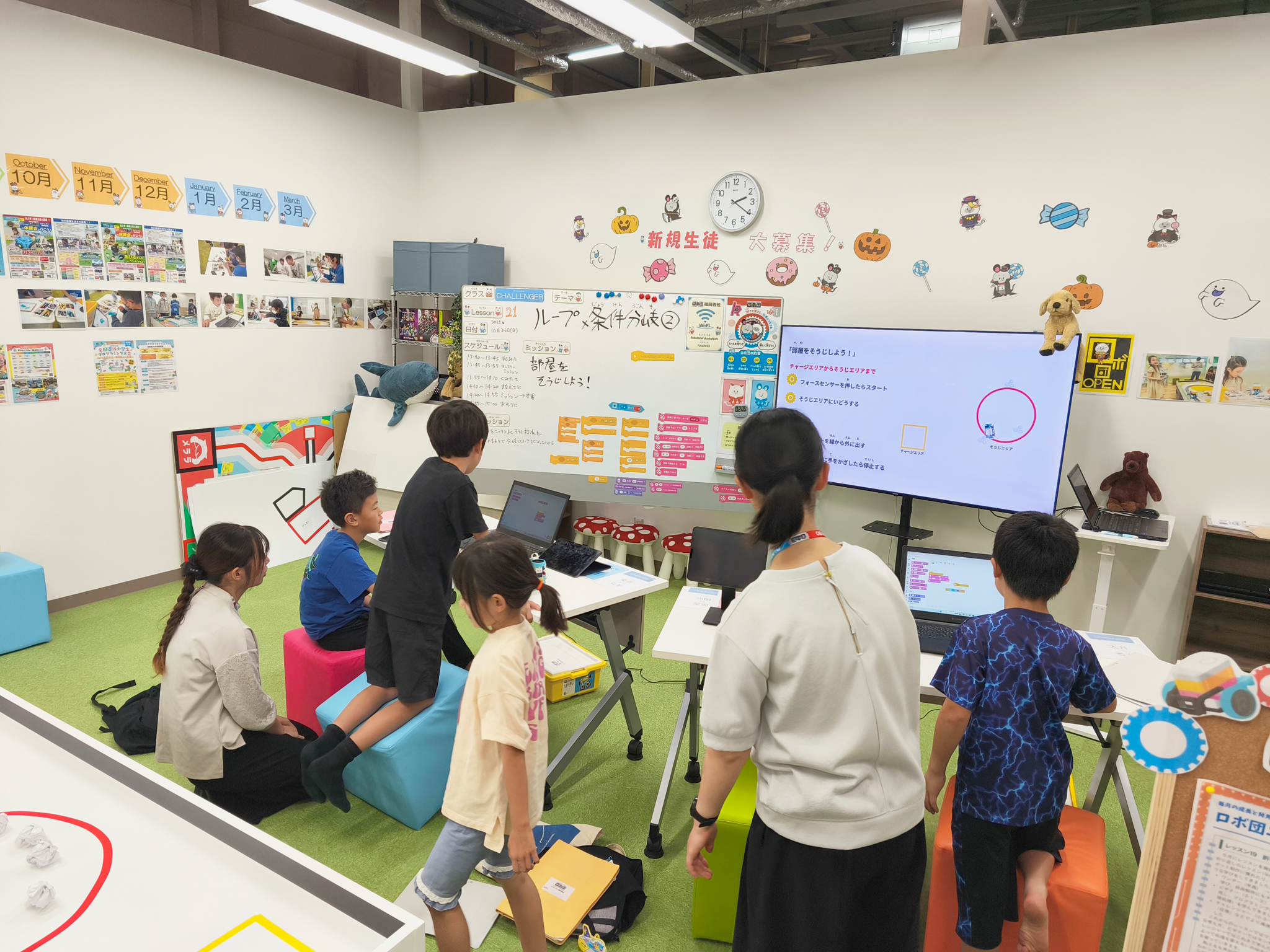 子どもたちがロボットプログラミングを楽しむ教室の様子