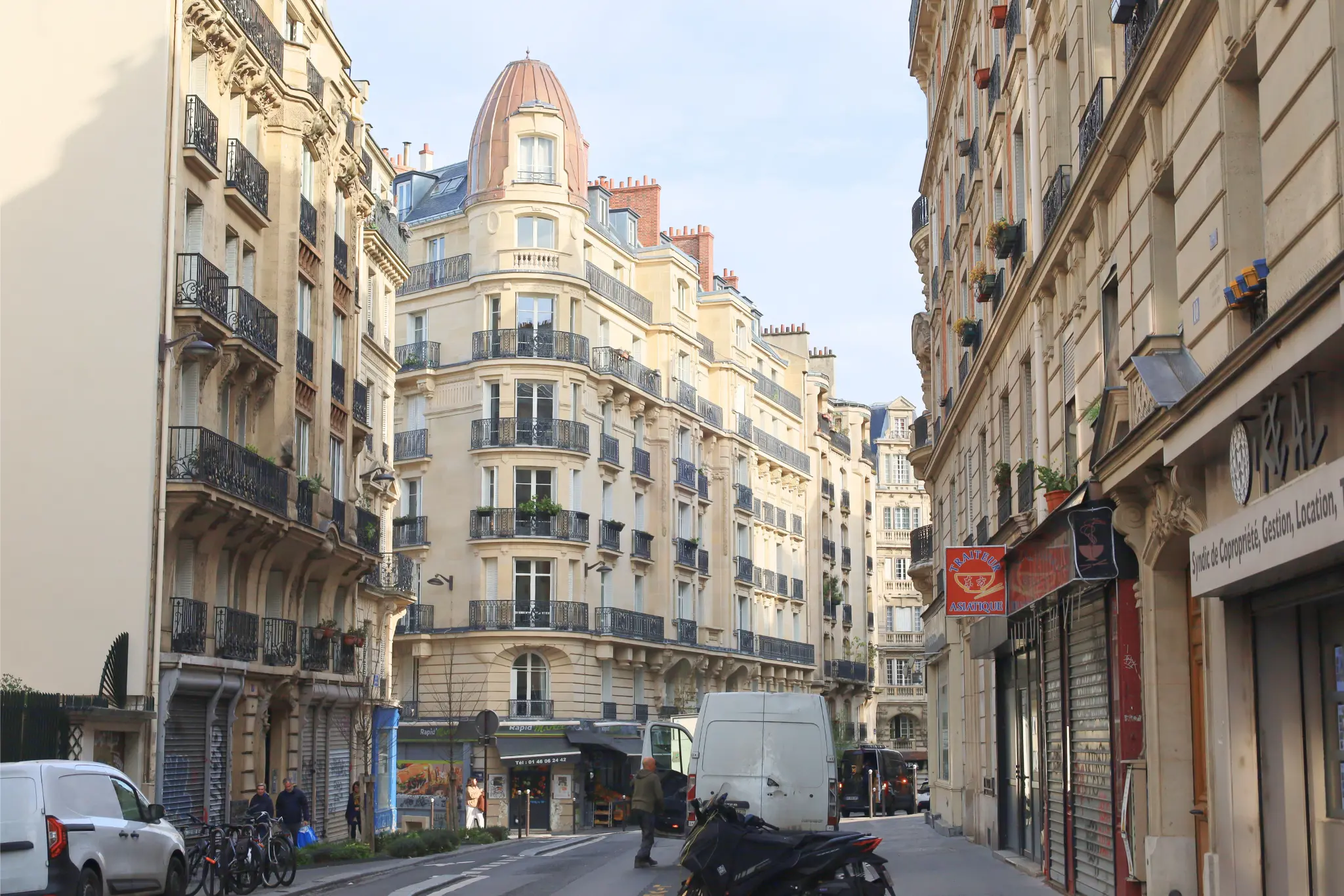 Rénovation façade pierre de taille — Paris. Respect du patrimoine haussmannien. #pierre #facade #patrimoine