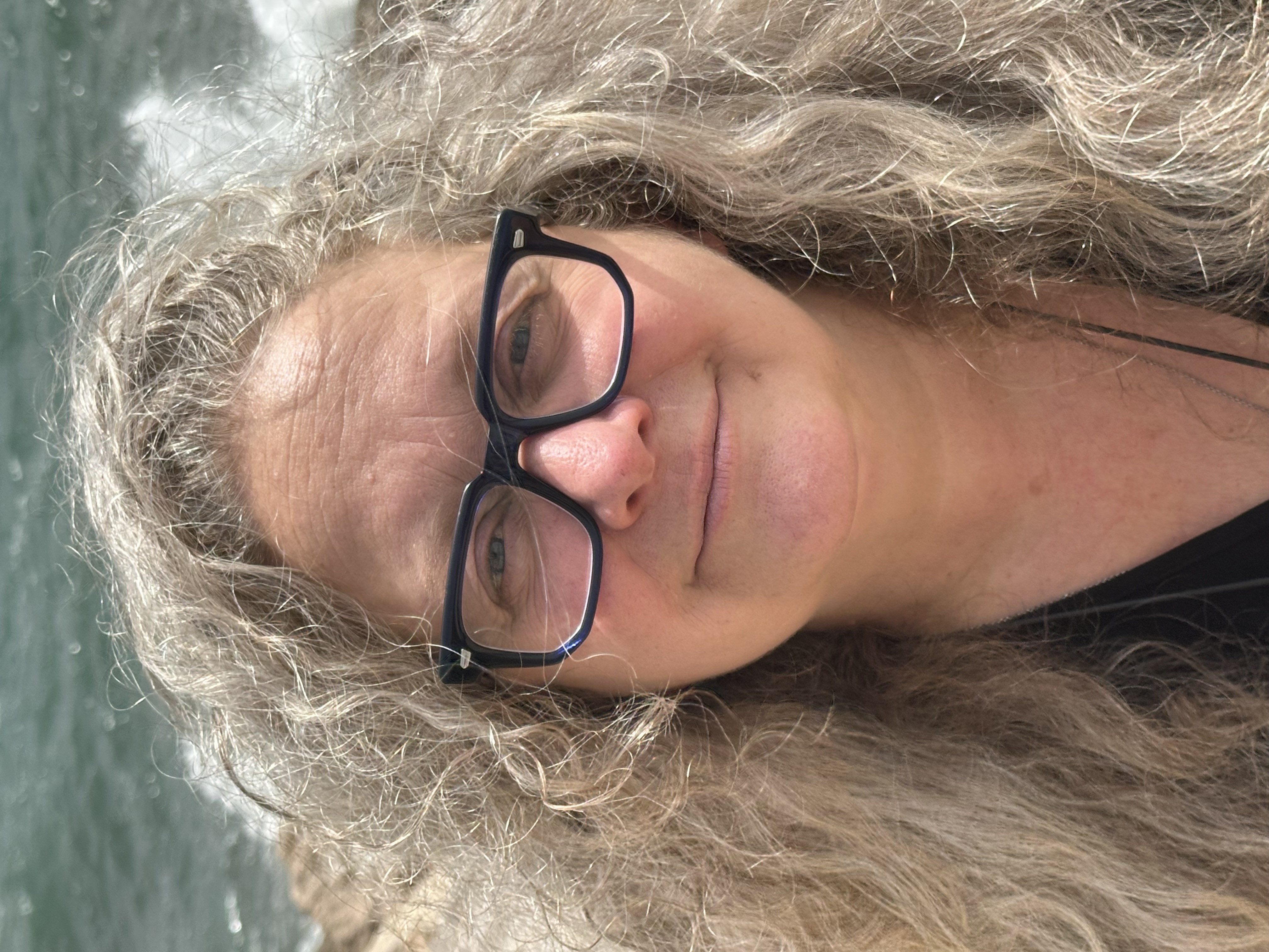 La artista con el mar de fondo