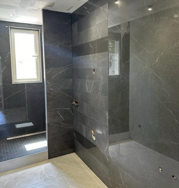 Salle de bain marbre noir
