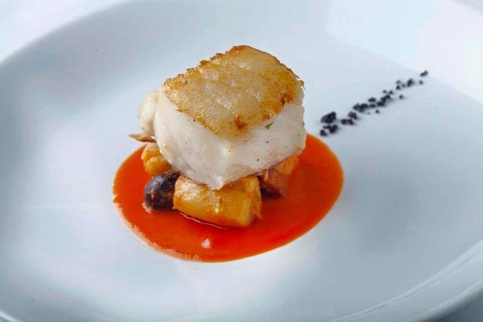 Plato gourmet mediterráneo elaborado por el chef privado David Canca Becerra, presentación de alta cocina Costa del Sol