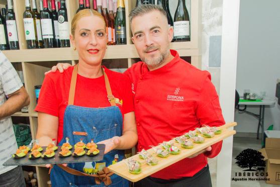 Showcooking en directo durante evento privado de lujo, chef David Canca cocinando para invitados en Estepona