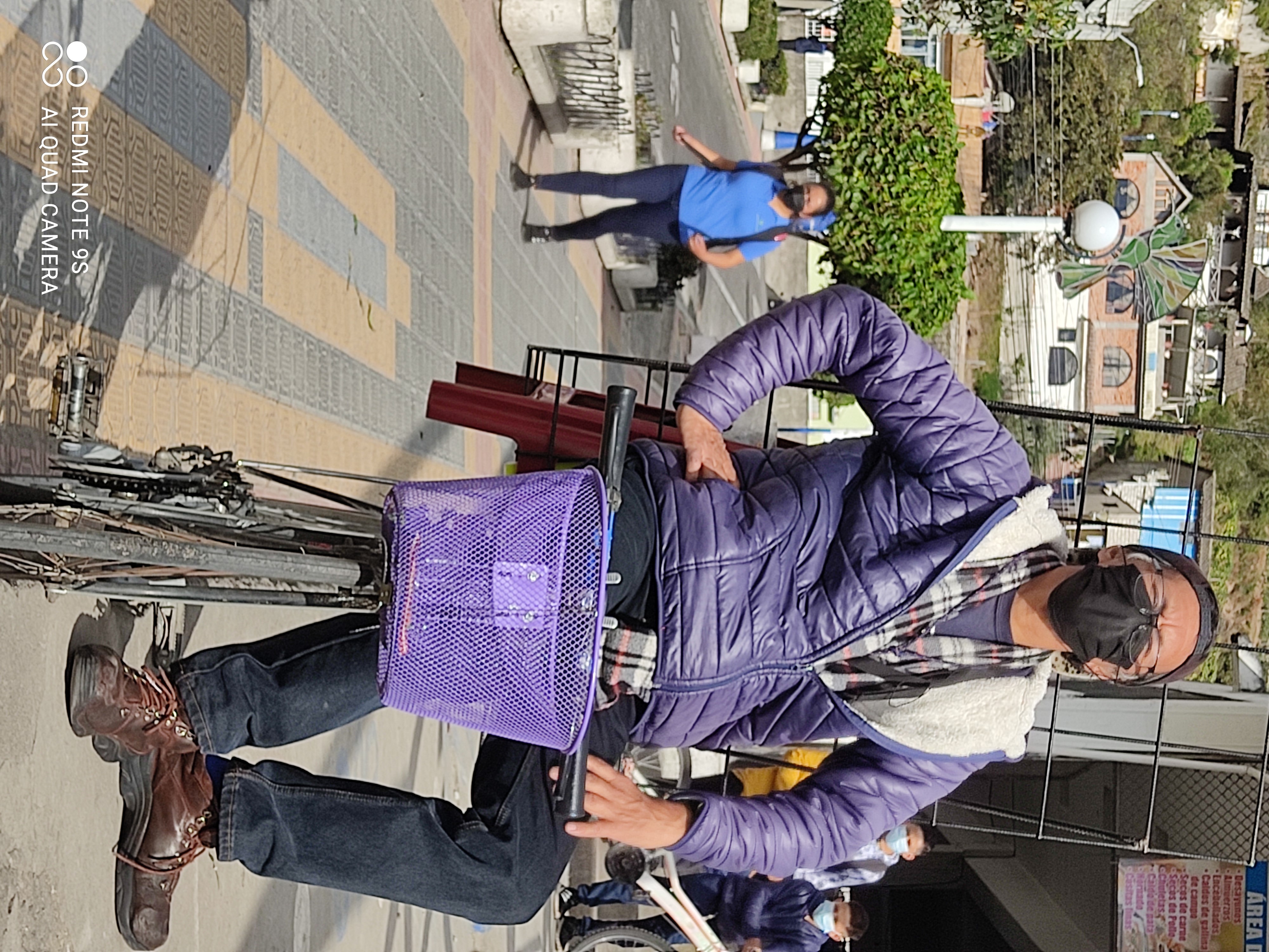 Mark el Ángel de la Carretera en Otavalo con su bicicleta