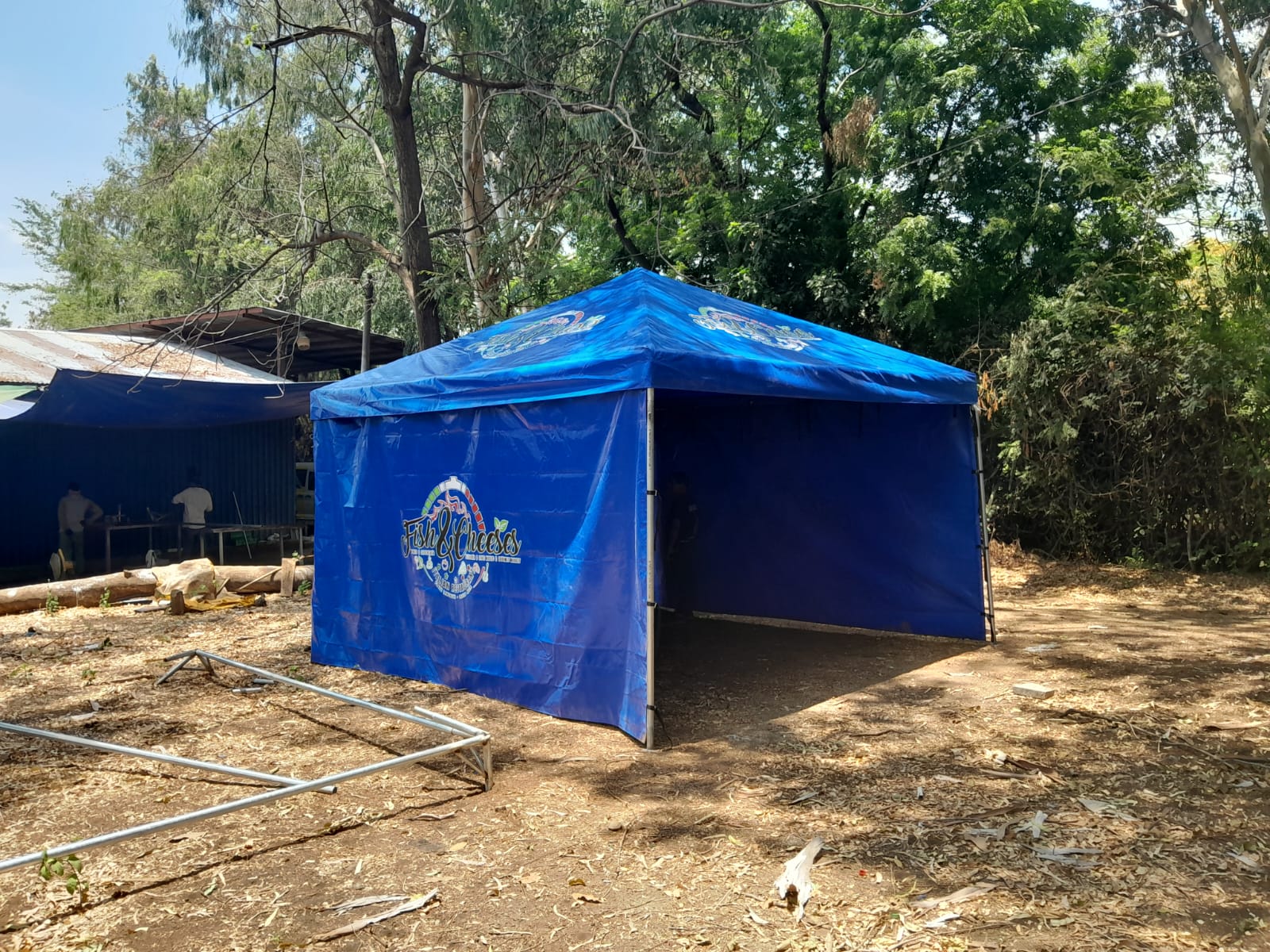Estructura de toldo con tubo galvanizado y lona de alta resistencia instalada en Costa Rica