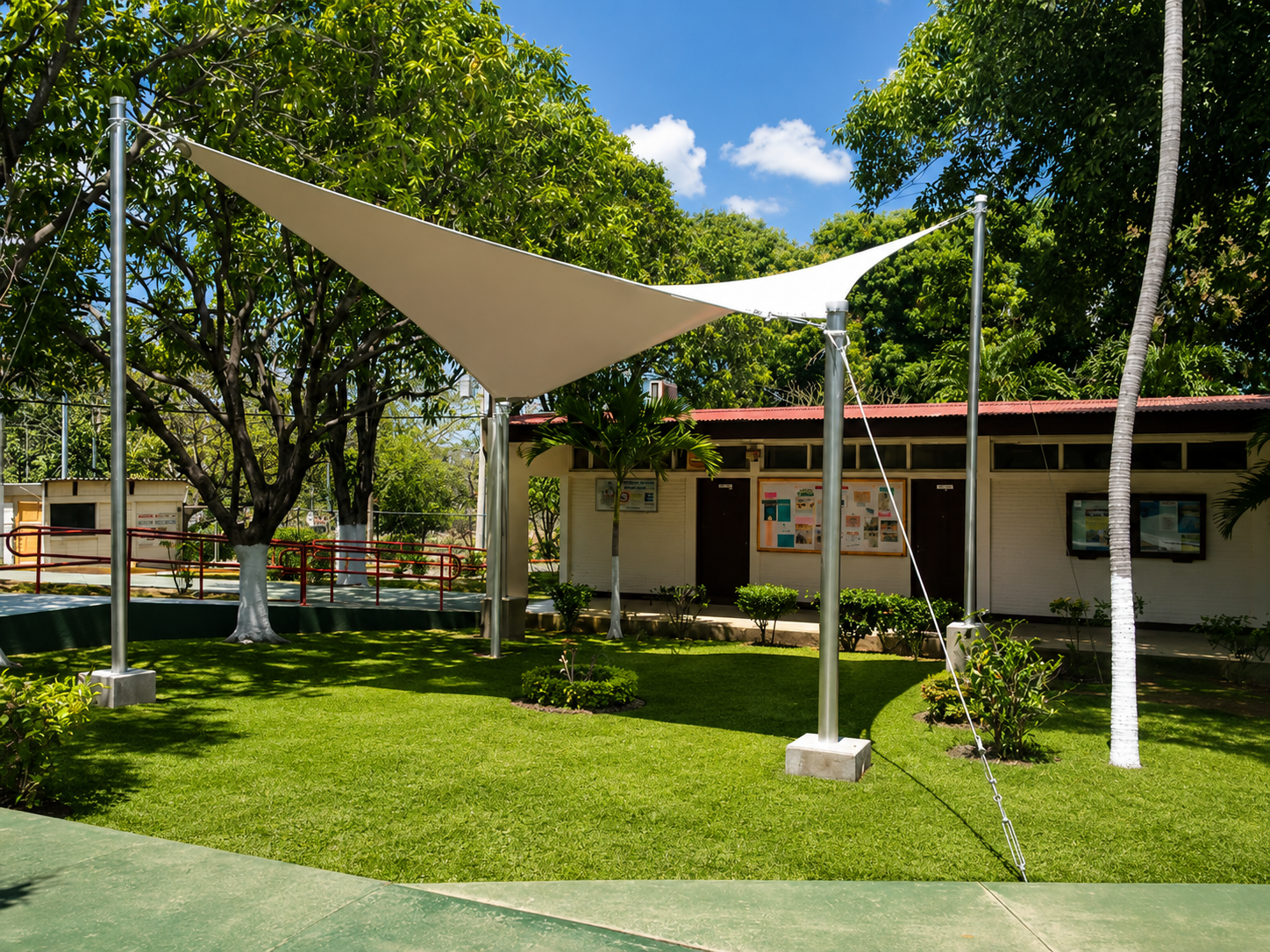 Estructura tensada tipo saddle con doble curvatura instalada en Costa Rica por Caupolican