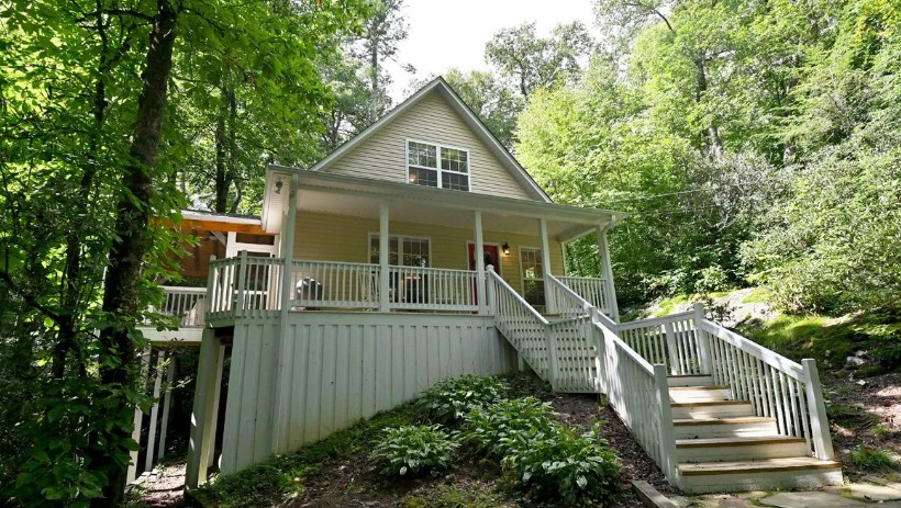 Whispering Walk — place to stay in Highlands NC