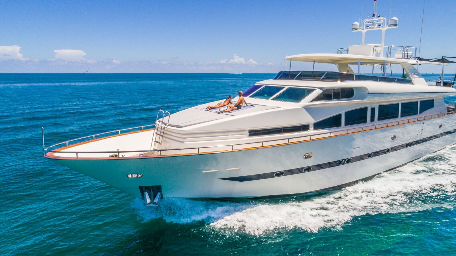 HORIZON NIRVANA foredeck seating