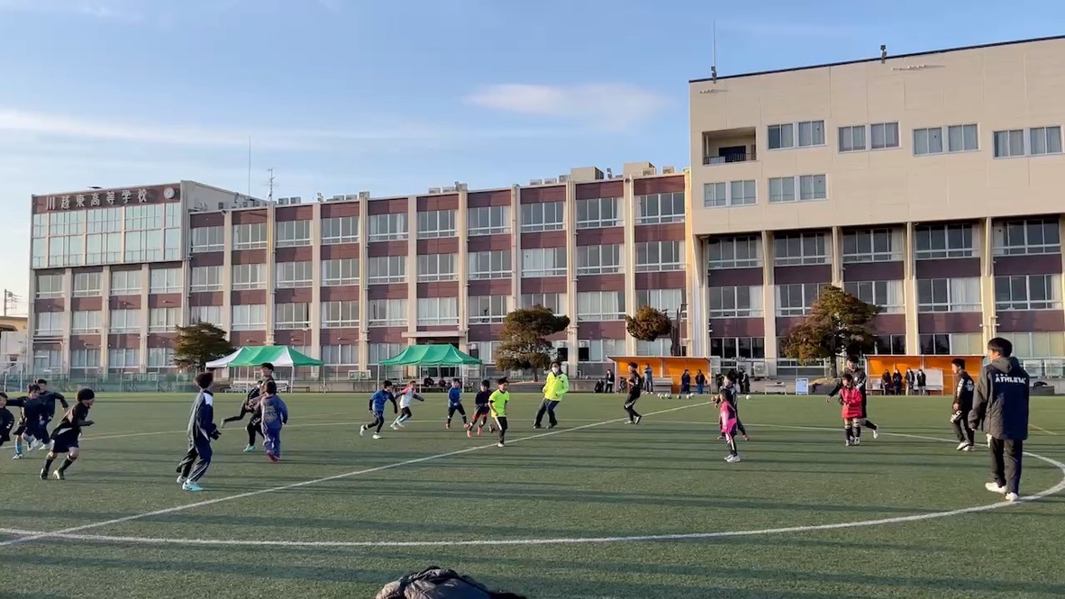 川越東高校の校舎とサッカーグラウンド
