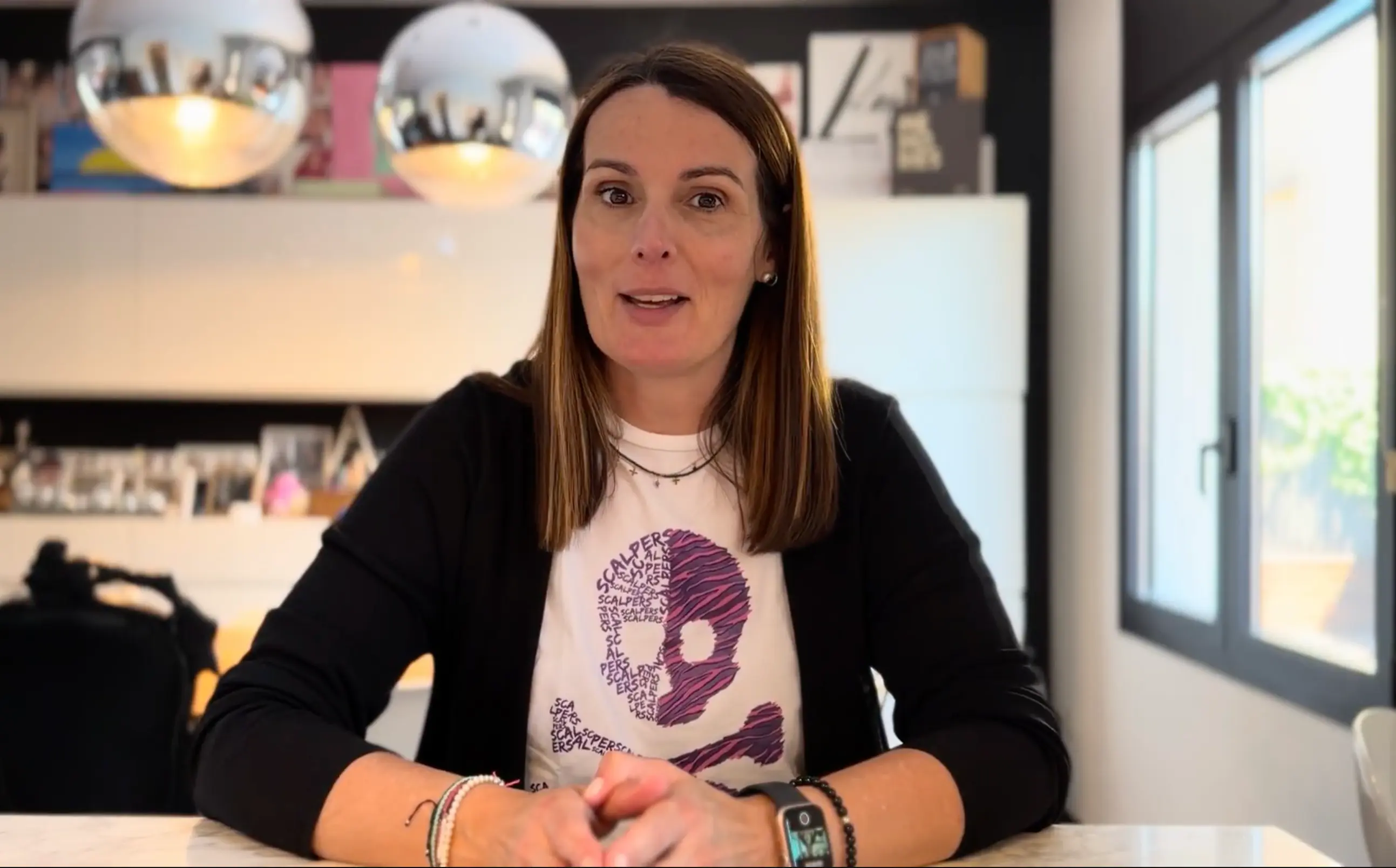 Anna dictando el curso