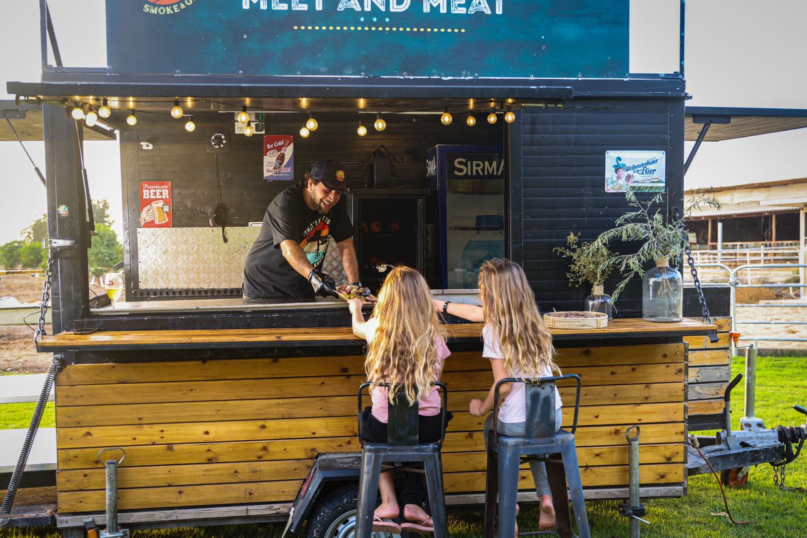 ליאור מגיש לאורחים