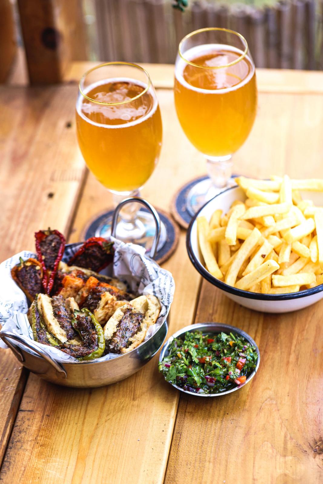 עמדת ההגשה מלאה בשפע