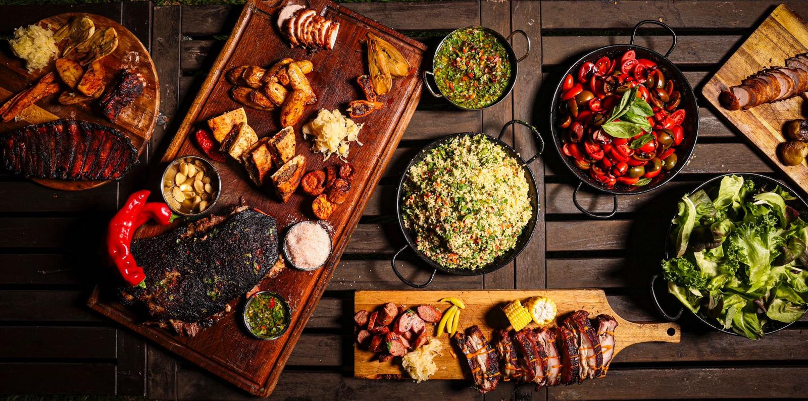 שולחן בשרים עמוס ועשיר