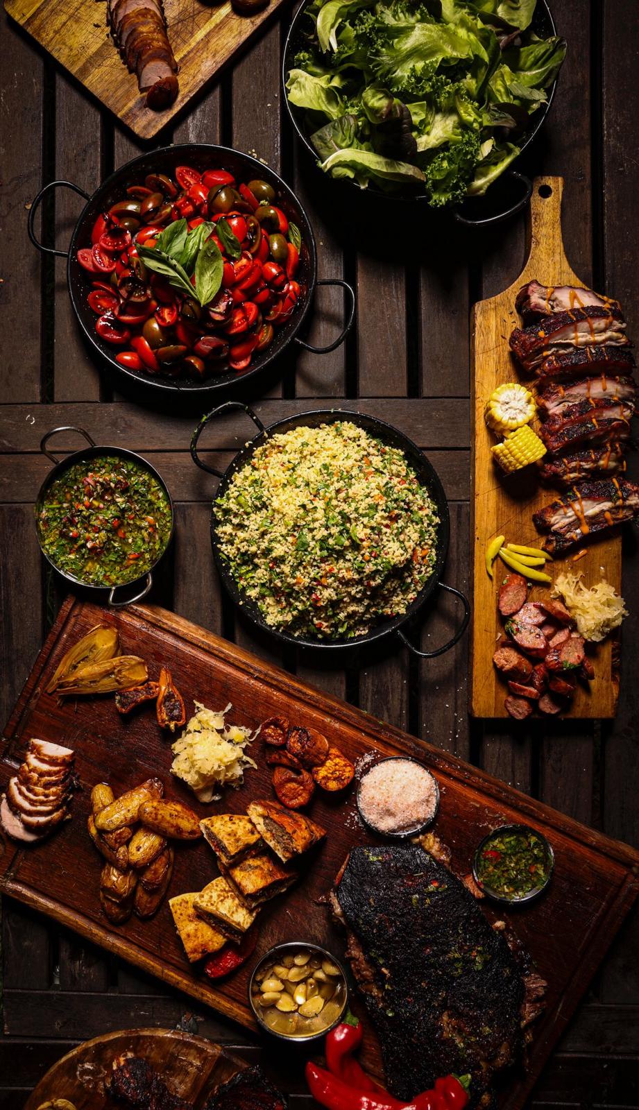 אירוע ערב - כולם מסביב לשולחן