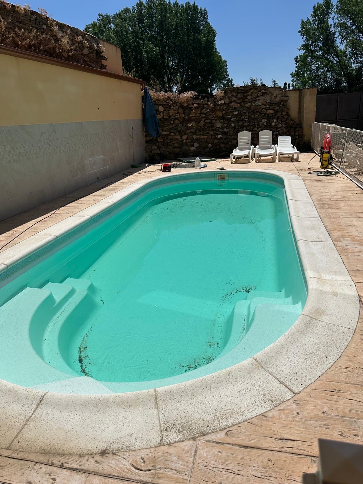 Piscina verde antes del mantenimiento en Miguel Ibáñez, Segovia