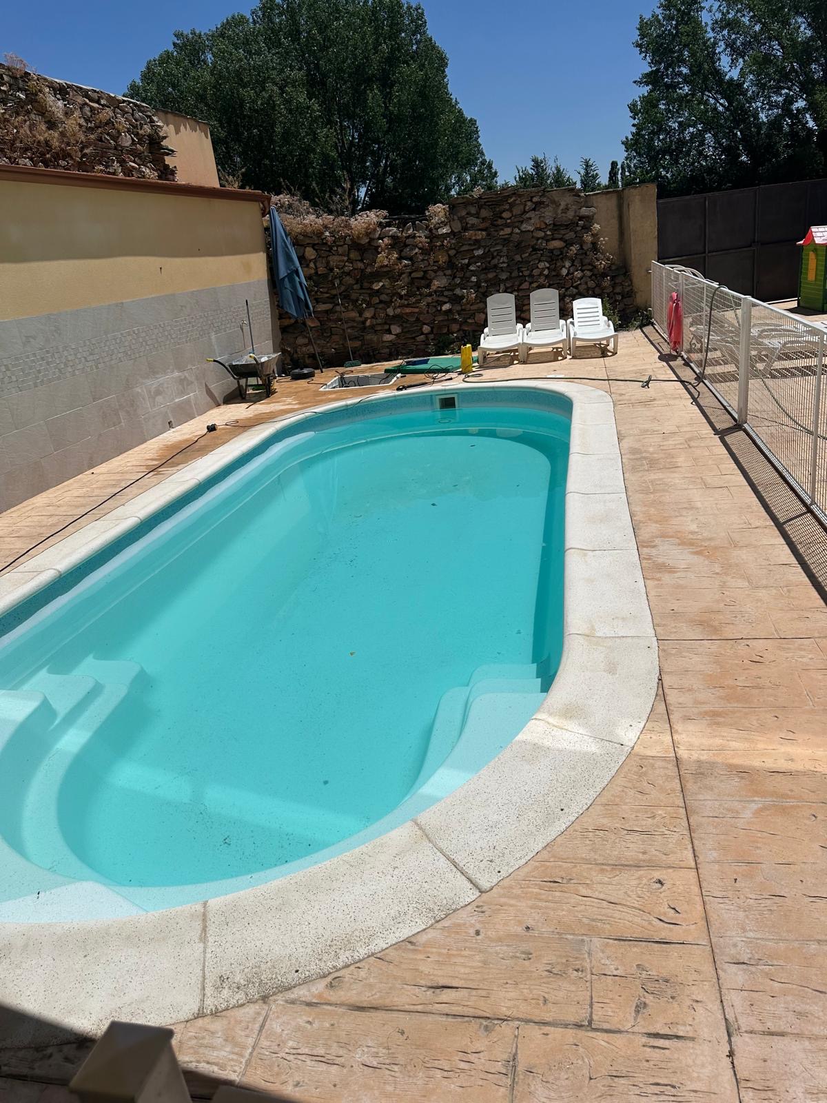 Piscina cristalina después del tratamiento en Miguel Ibáñez, Segovia