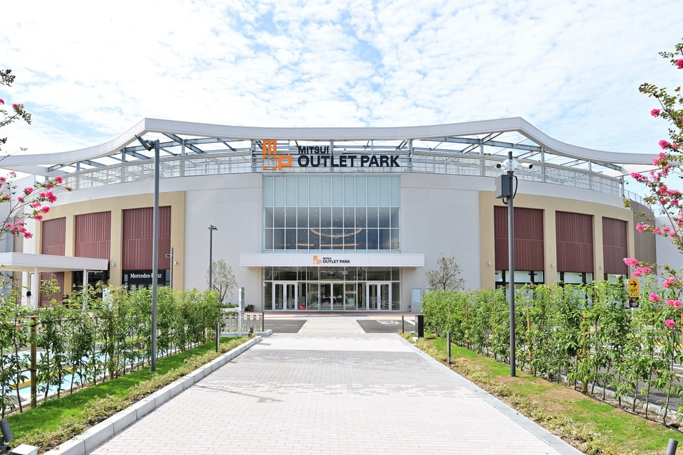 三井アウトレットパーク マリンピア神戸 – 車約8分の大型商業施設