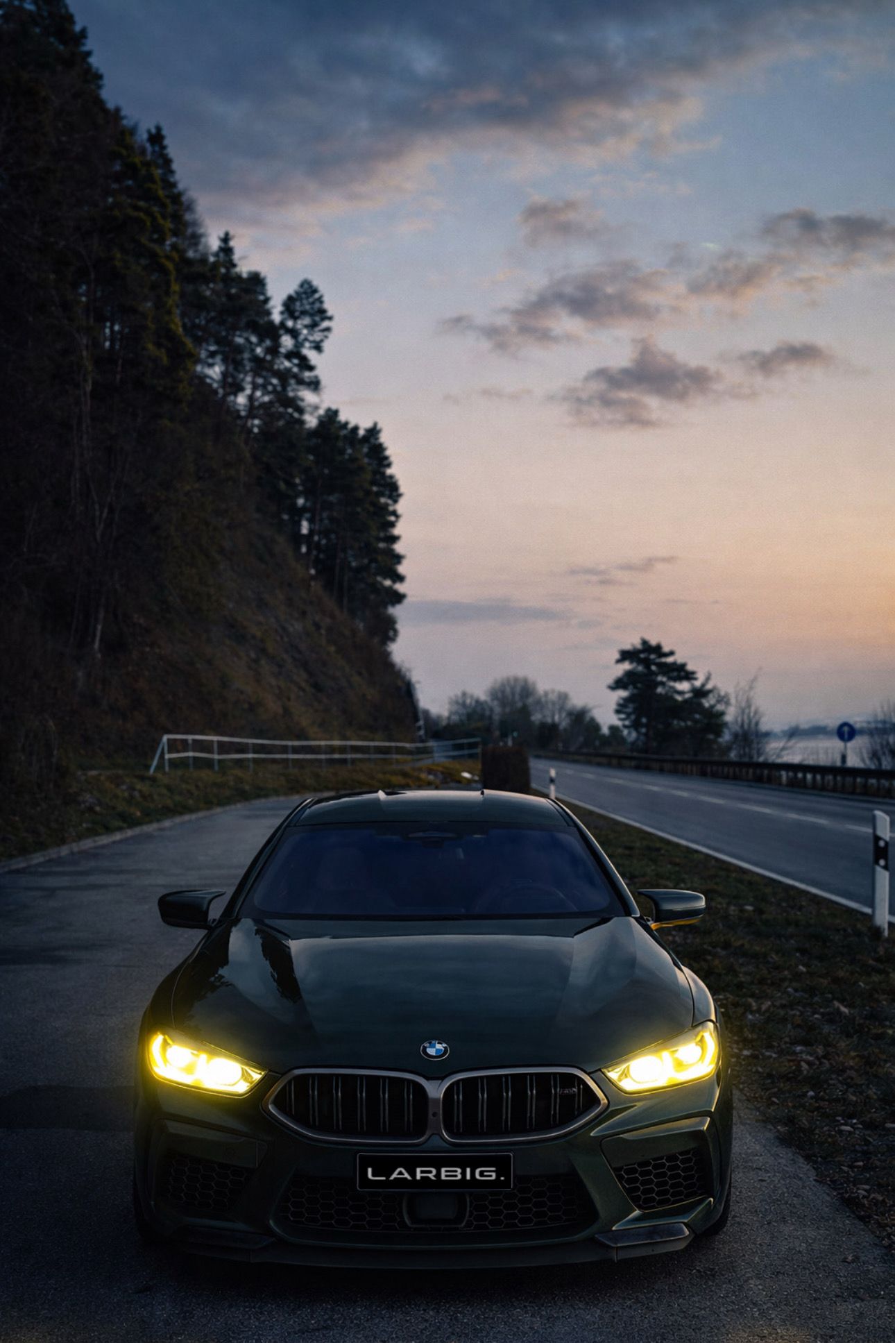 Premiumfahrzeug in Fahrt – LARBIG Automobile