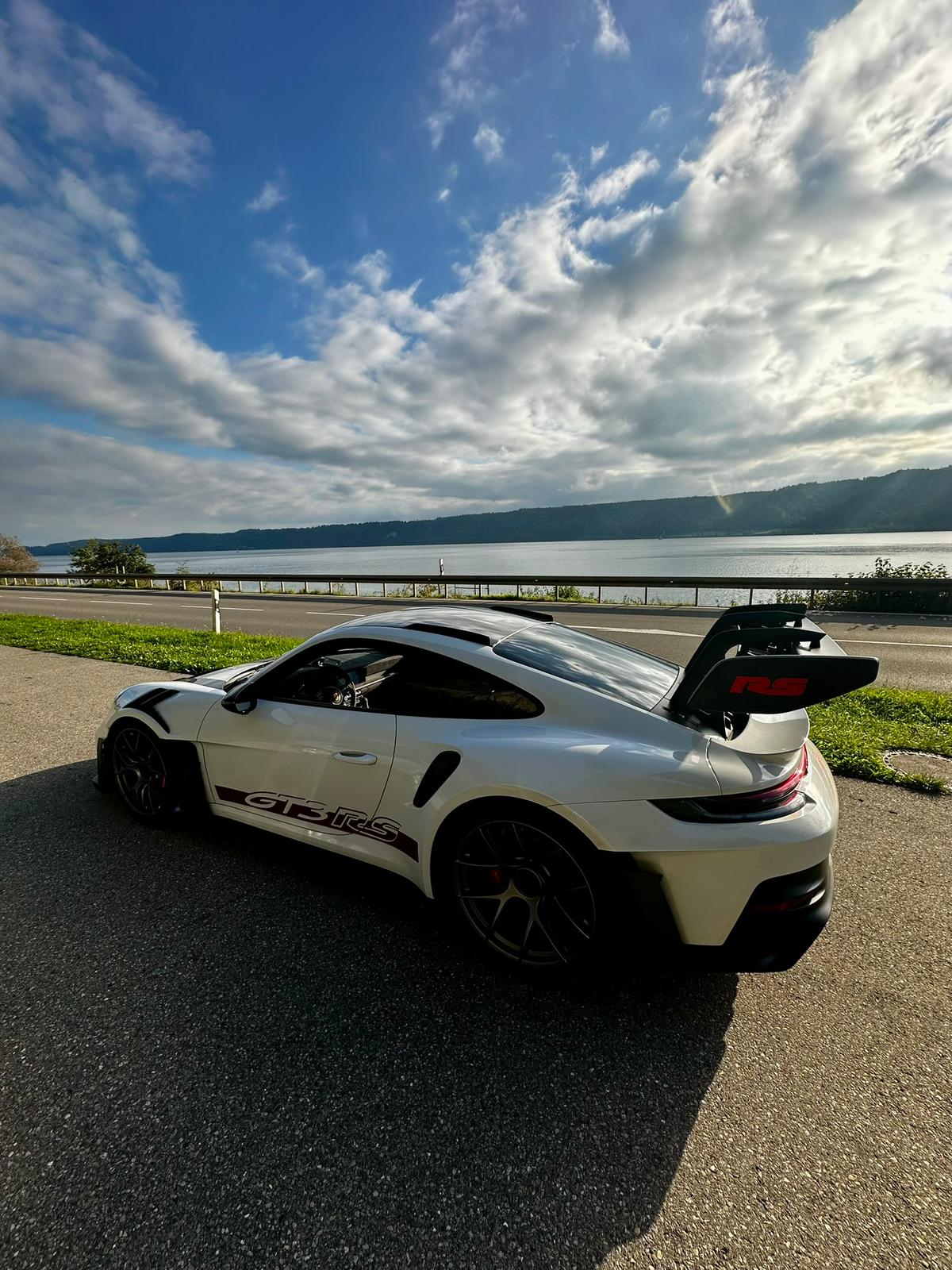 Premiumfahrzeug bei Nacht