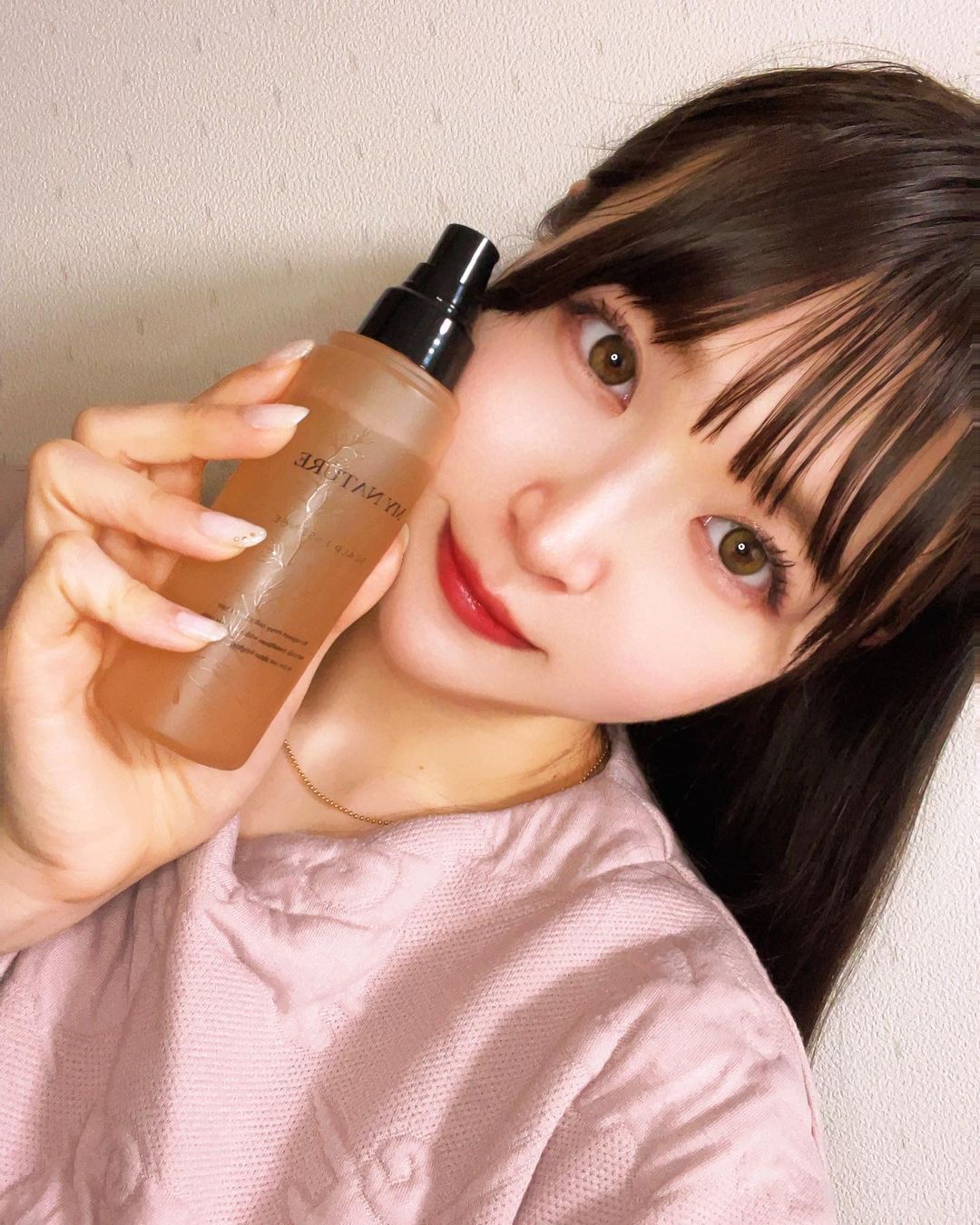 マイナチュレの口コミを読む女性