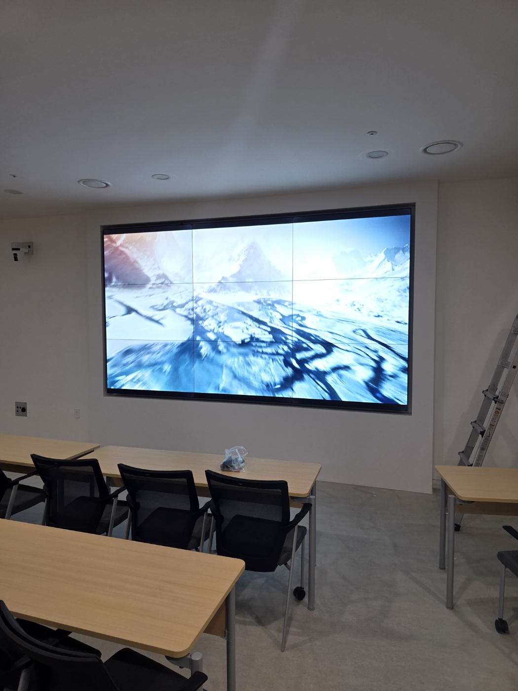 울산대학교 55인치 0.88mm 비디오월 3x3 설치 - 시공 사진 1